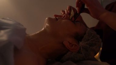 Yüz masaj. Masaj kazıyıcı guaş.