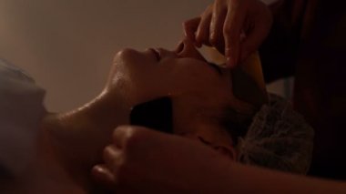 Profesyonel Tay yüz bir kadına Masaj