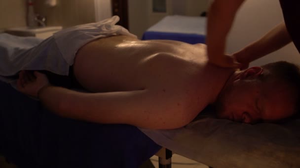 Masaje profesional espalda masculina — Vídeos de Stock