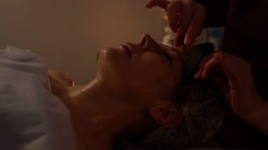 Kaplıca tedavisi için kadın yüzü