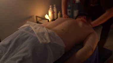 Sırt masajı erkek Çin masöz eller