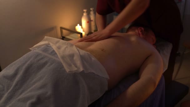 Professionell kinesisk massage manliga tillbaka — Stockvideo