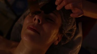 Yüz masaj. Tai masaj kazıyıcı guaş.