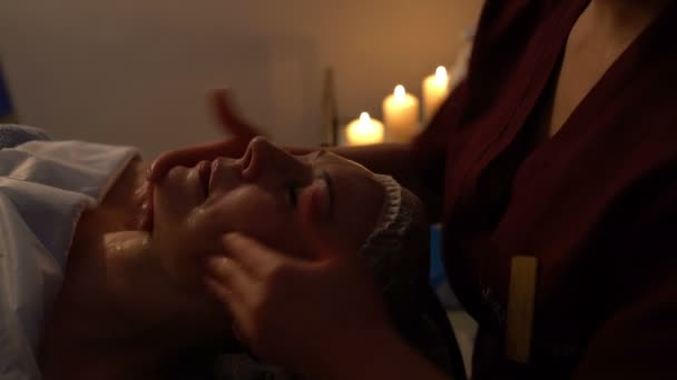 Mulheres de massagem facial — Vídeo de Stock