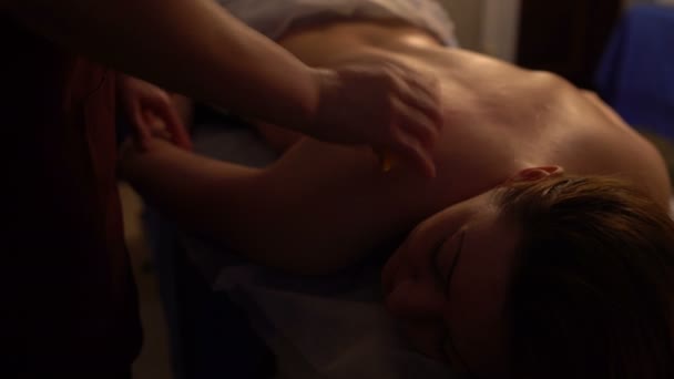 Тайський масажний скребок гуаш. масаж спини . — стокове відео