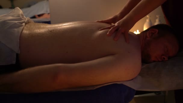 Massage van mannelijke massage Salon terug in — Stockvideo