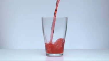 Ağır çekim kırmızı sıvı cam içine döktü