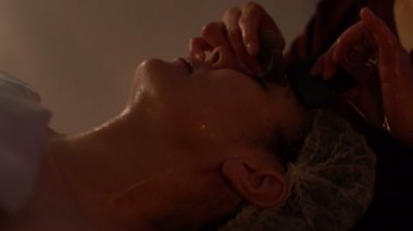 Yüz masajı özel Çince araçları kullanarak