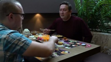 İki adam yemek suşi Japon restoranı
