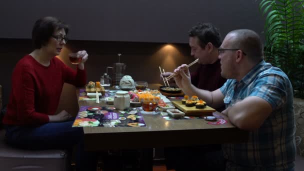 Vater, Mutter und Sohn essen im japanischen Restaurant — Stockvideo