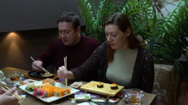 Baba ve kızı yemek suşi Japon restoranı