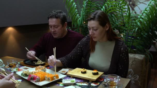 Padre e hija Comer Sushi restaurante japonés — Vídeo de stock