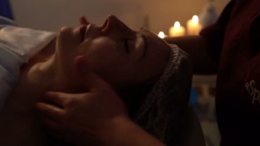 Güzellik salonunda Tay yüz masajı