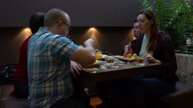 Dört kişi yemek suşi Japon restoranı