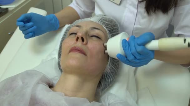 Hand läkare gör massage kvinnor — Stockvideo