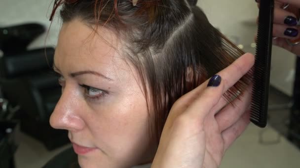 美发师切割头发技巧 — 图库视频影像