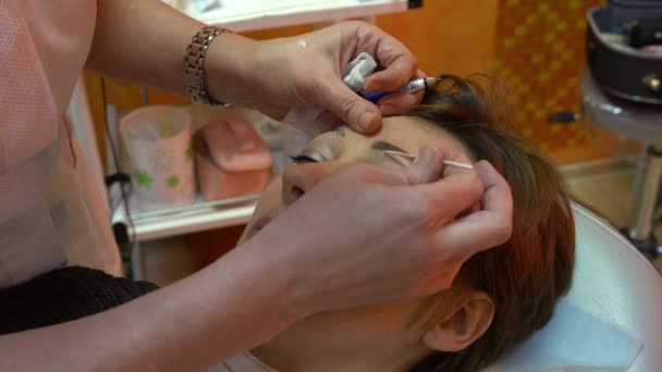 Maquiagem artista desenha sobrancelhas mulher — Vídeo de Stock