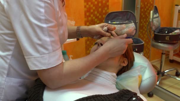 Cosmetologo disegna sopracciglia donna — Video Stock