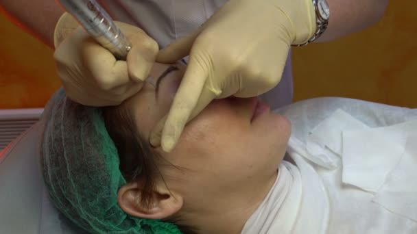 Cosmetologue faisant sourcils de maquillage permanent — Video