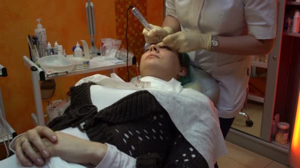 Kosmetolog att göra tatuering ögonbryn — Stockvideo