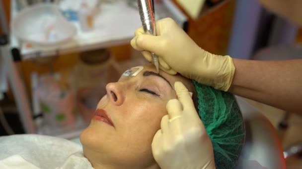 El procedimiento para las cejas del tatuaje — Vídeo de stock