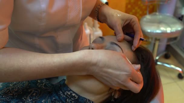 Косметолог вытягивает брови — стоковое видео
