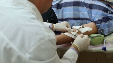 Doktor kateteri hastalar kolundan giderir.