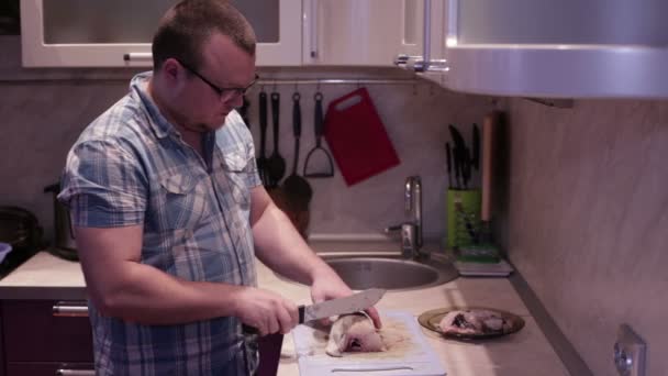 Чоловік ріже рибні стейки — стокове відео