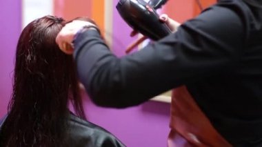 Bir tutam saç ile Güzellik Salonu çalışma