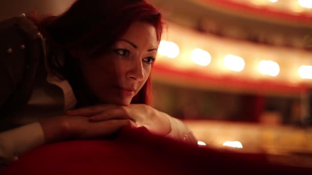 Красива жінка в театрі дивитися грати — стокове відео
