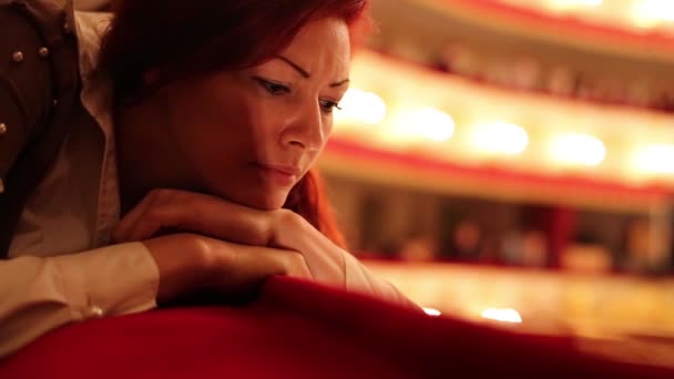 Hermosa mujer esperando el comienzo del teatro — Vídeo de stock