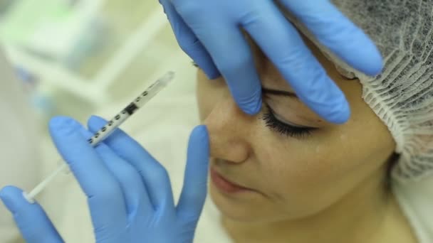 Beauty behandeling injectie in de huid — Stockvideo