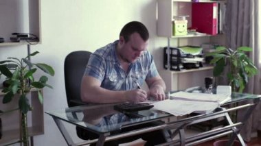 Adam bir hesap makinesi bulur