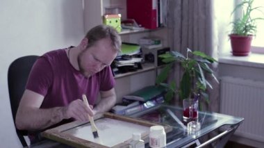 Adam bir tuval beyaz astar boyalar