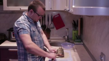 Adam bir balık yüzgeçleri keser