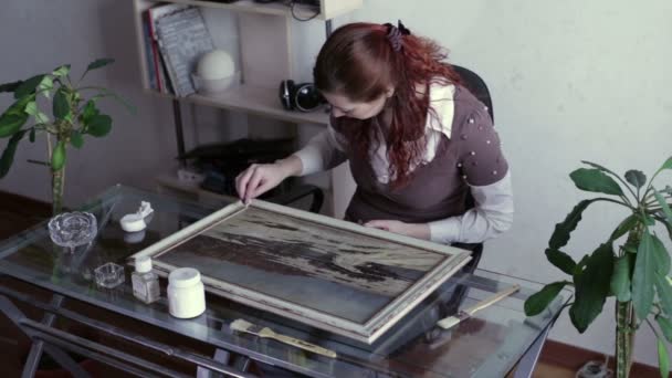 Mujer limpia la pintura de polvo — Vídeos de Stock