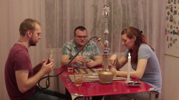 Kvinna med män röka shisha och dricka alkohol — Stockvideo