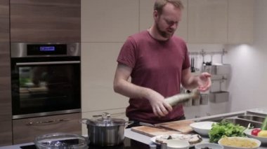 Adam bir balık fin keser