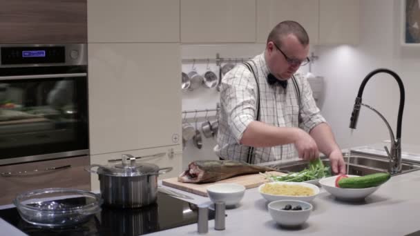 De man in de keuken wast Groenen — Stockvideo