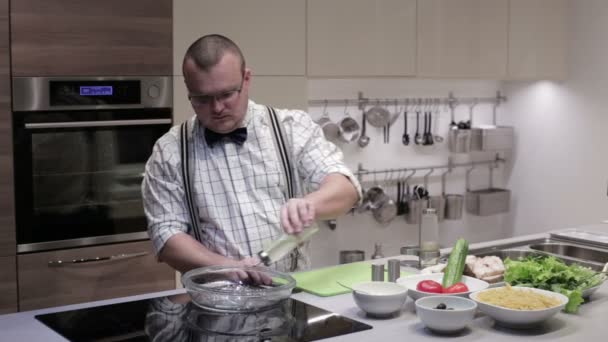 Чоловік змащує тарілку маслом — стокове відео