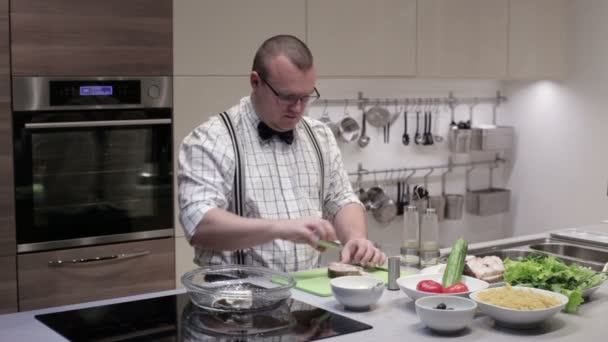 Un hombre prepara filetes de pescado — Vídeo de stock