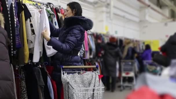 Multidão de Mulheres Compras — Vídeo de Stock