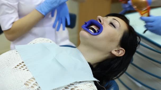 Dentista pone gafas de seguridad Mujer — Vídeos de Stock