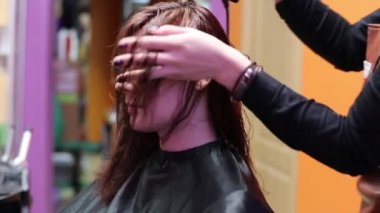 Kızıl saçlı kadın saç kurutma