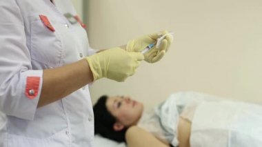 Doktor hasta prick Ģırınga kullanarak