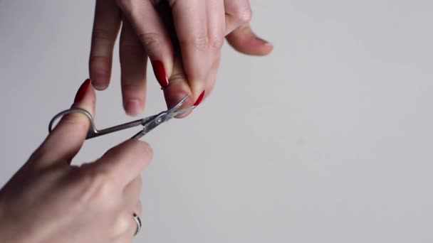 La mano femminile sta facendo manicure sulla mano degli uomini — Video Stock