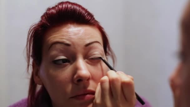 Vrouwelijke doen wimpers make-up — Stockvideo