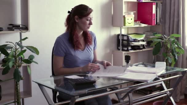 Женщина подписывает документы и ставит печать — стоковое видео