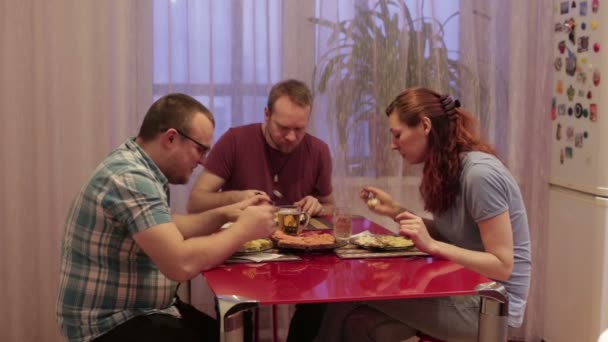 La gente cena en la mesa — Vídeo de stock