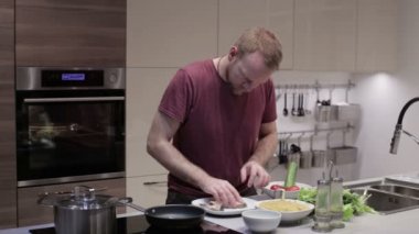 Adam paneer biftek balık ve onları yavru